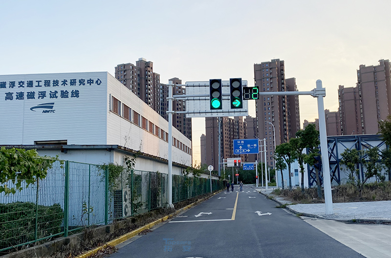 同济大学智能驾驶测试厂信号灯和信号机