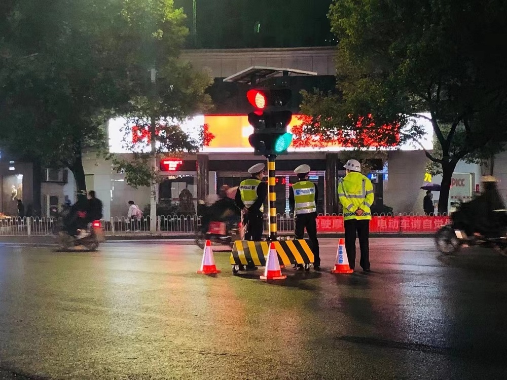 年底众多车辆回流，很多未安装信号灯路口瘫痪，太阳能移动红绿灯-最佳的选择！助力交通安全畅通。